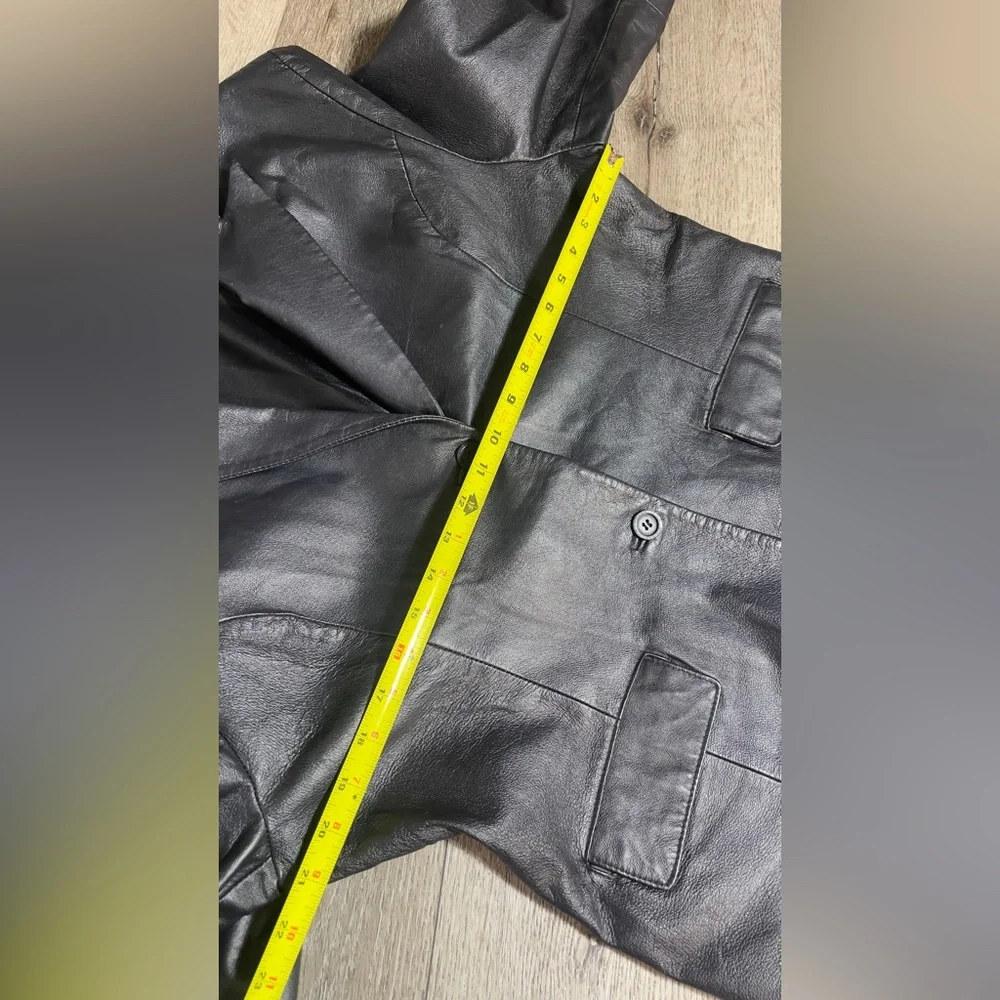 Vintage Elegant Black 💯 Leather Blazer for Women - Picture 7 of 11